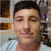 Soy una persona muy positiva y con ganas de enseñar. Siempre ha sido mi sueño ser profesor de inglés, pero como tengo 17 años me queda un año más para terminar bachillerato, por eso he decidido hacer una pre-inscripción en la compañía.
Me gustaría enseñar
